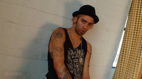 Il bel ragazzo Spencer Kayne e il robusto Matteo si prendono gioco del suo cazzo