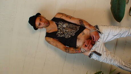 Il bel ragazzo Spencer Kayne e il robusto Matteo si prendono gioco del suo cazzo