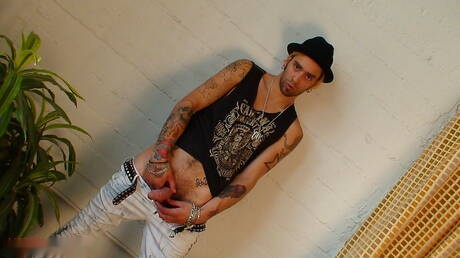 Il bel ragazzo Spencer Kayne e il robusto Matteo si prendono gioco del suo cazzo