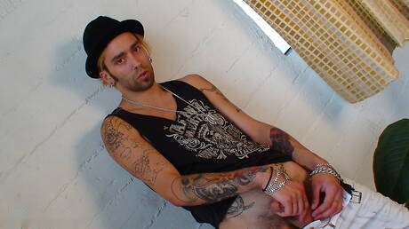 Il bel ragazzo Spencer Kayne e il robusto Matteo si prendono gioco del suo cazzo