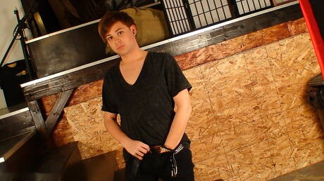 Il giovane Dustin si spoglia e mostra il suo culo