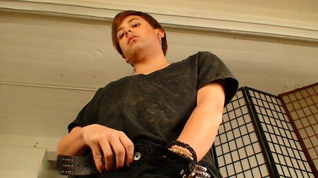 Il giovane Dustin si spoglia e mostra il suo culo