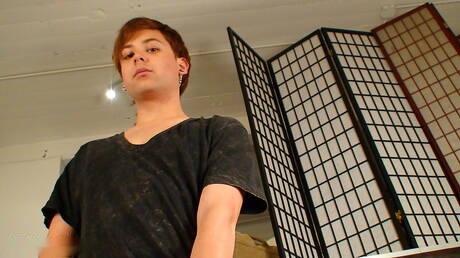 Il giovane Dustin si spoglia e mostra il suo culo