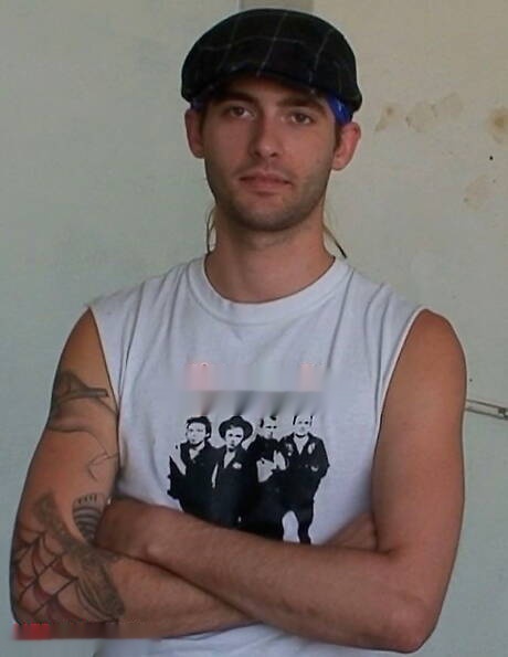 Gut gebauter Achilles spielt mit Schwanz