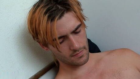 Gut gebauter Achilles spielt mit Schwanz