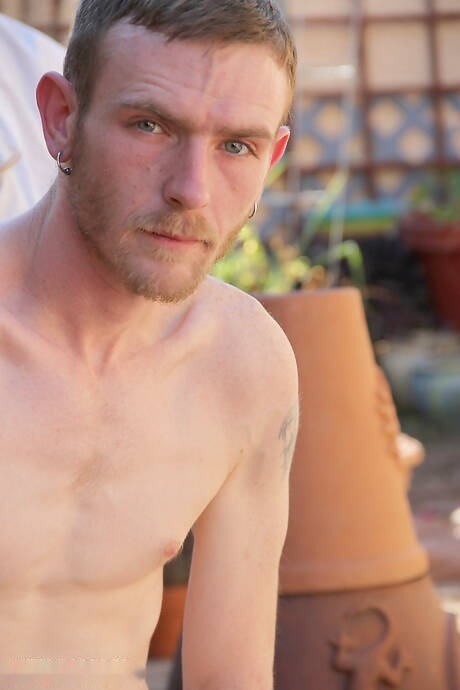 Beefcake Willy Wiggles se branle avec un jouet à l