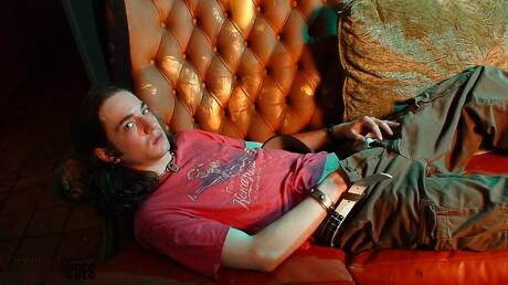 De gespierde Kade trekt zijn pik af