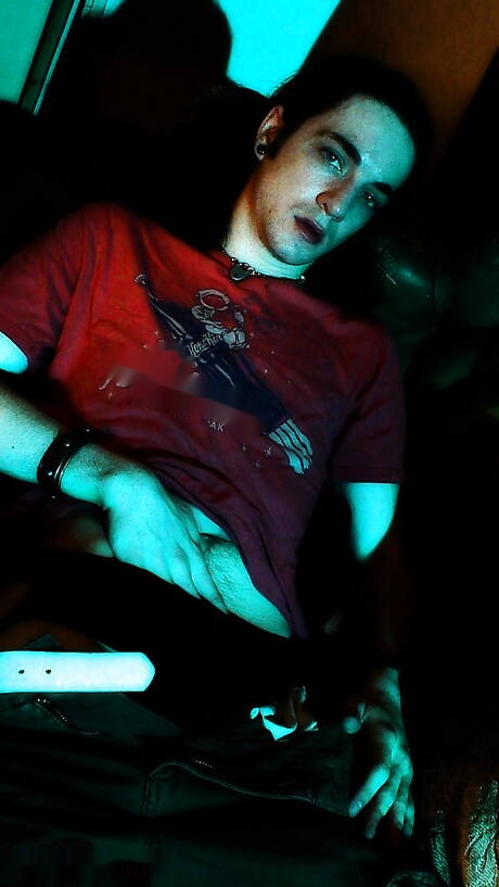 De gespierde Kade trekt zijn pik af