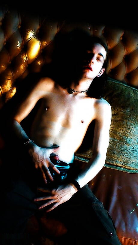 De gespierde Kade trekt zijn pik af