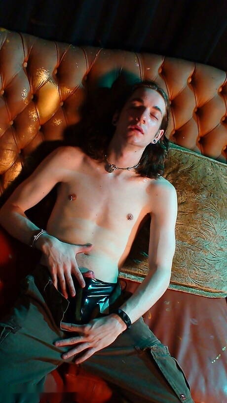 De gespierde Kade trekt zijn pik af