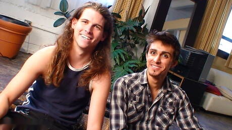 Le jeune Spencer Kayne et le minet Skyler dans une scène de suce-bite