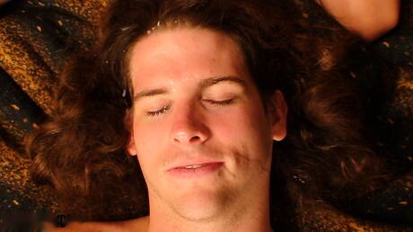 Il giovane Spencer Kayne e il twink Skyler in una scena di pompino