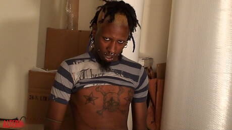 Penny Arcade, il duro ragazzo di colore, si masturba