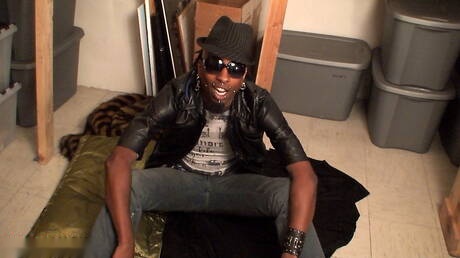 Penny Arcade, il duro ragazzo di colore, si masturba