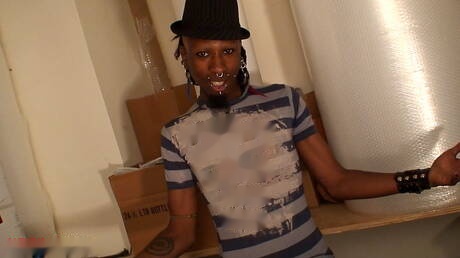 Penny Arcade, il duro ragazzo di colore, si masturba