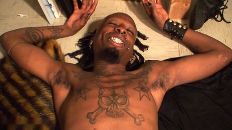 Penny Arcade, il duro ragazzo di colore, si masturba