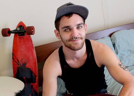 Il tizio husky Dirty Little Piggy posa nudo