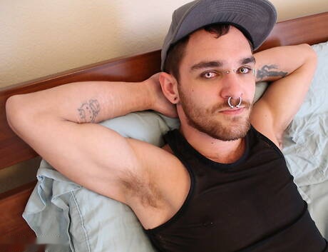 Der kräftige Kerl Dirty Little Piggy posiert nackt