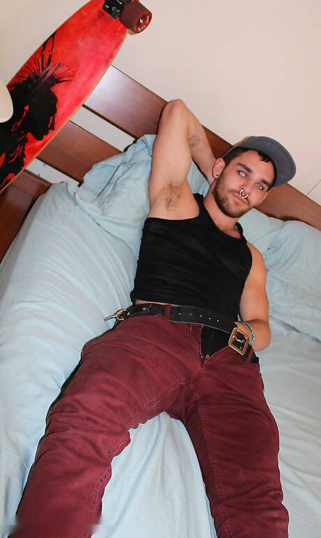 Der kräftige Kerl Dirty Little Piggy posiert nackt