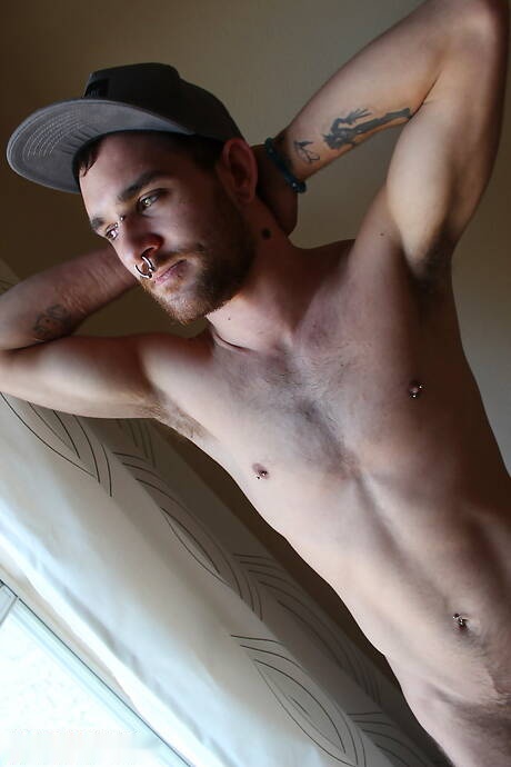 Der kräftige Kerl Dirty Little Piggy posiert nackt