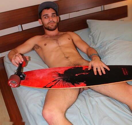 Der kräftige Kerl Dirty Little Piggy posiert nackt