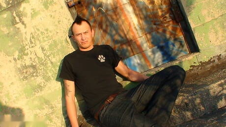 Der amerikanische Muskelprotz Jake Ryans und der Hengst Derrick Paul haben guten Sex im Freien