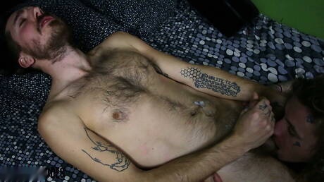 Superstud B Il nefasto e ben costruito contadino Tom in una scena di succhiamento del cazzo