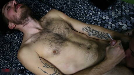 Superstud B Il nefasto e ben costruito contadino Tom in una scena di succhiamento del cazzo