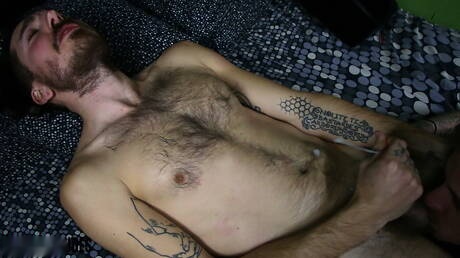 Superstud B Il nefasto e ben costruito contadino Tom in una scena di succhiamento del cazzo