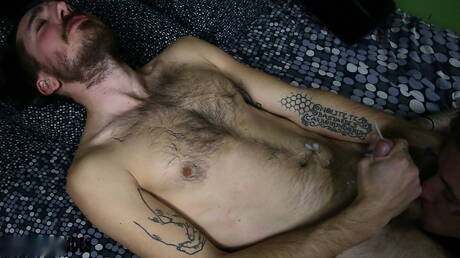 Superstud B Il nefasto e ben costruito contadino Tom in una scena di succhiamento del cazzo