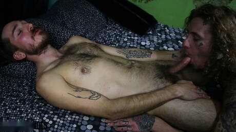 Superstud B Il nefasto e ben costruito contadino Tom in una scena di succhiamento del cazzo