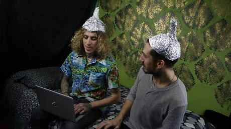 Beefcake B Il ragazzo nefasto e attraente Farmer Tom si masturba il cazzo