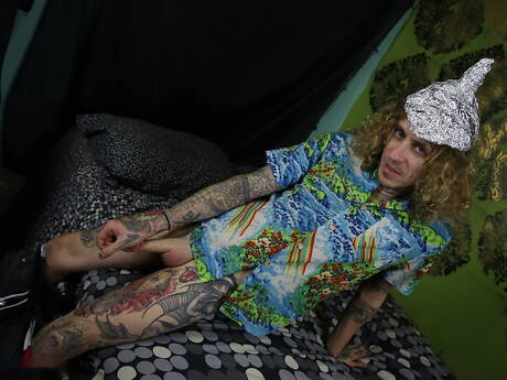 Beefcake B Il ragazzo nefasto e attraente Farmer Tom si masturba il cazzo