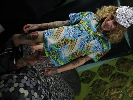 Beefcake B Il ragazzo nefasto e attraente Farmer Tom si masturba il cazzo