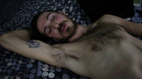 Beefcake B Il ragazzo nefasto e attraente Farmer Tom si masturba il cazzo