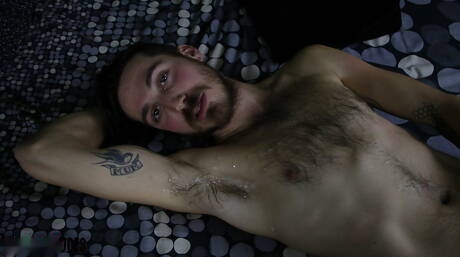 Beefcake B Il ragazzo nefasto e attraente Farmer Tom si masturba il cazzo