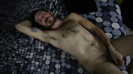 Beefcake B Il ragazzo nefasto e attraente Farmer Tom si masturba il cazzo