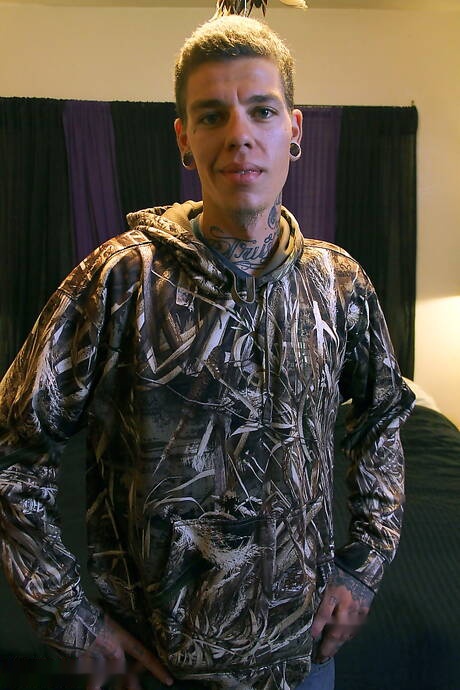 Il giovane Zane si masturba il cazzo