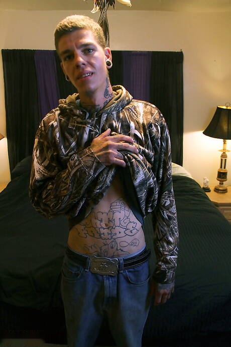 Il giovane Zane si masturba il cazzo