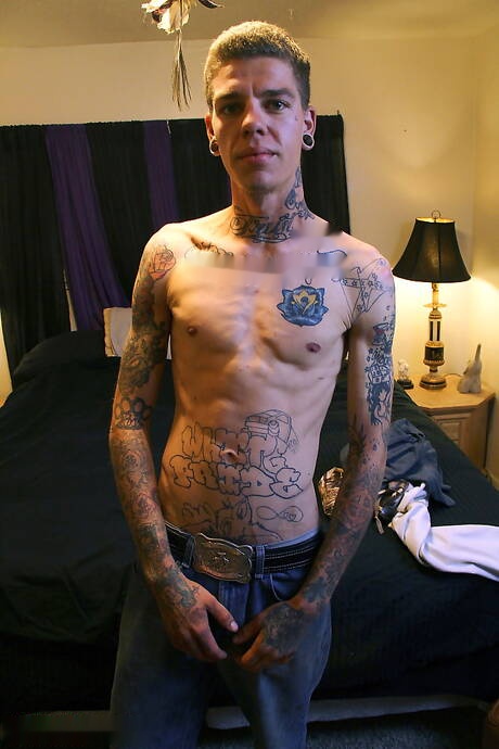 Il giovane Zane si masturba il cazzo