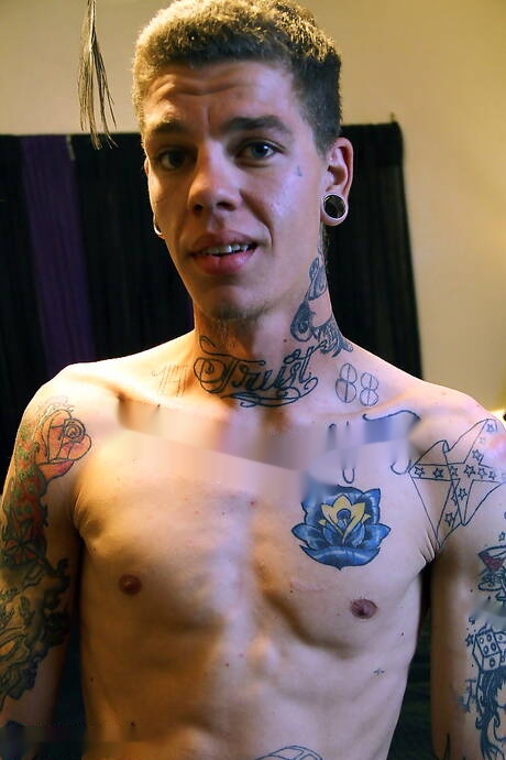 Il giovane Zane si masturba il cazzo