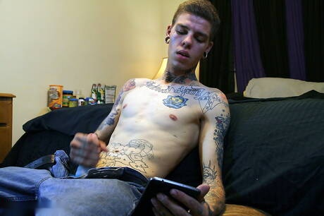 Il giovane Zane si masturba il cazzo