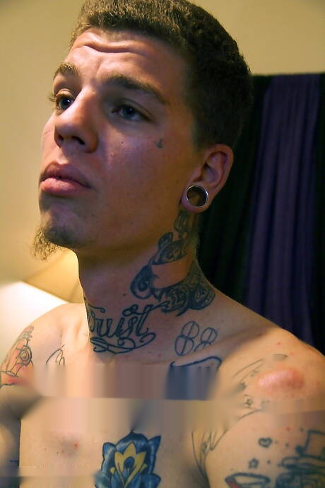 Il giovane Zane si masturba il cazzo