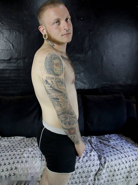 Il bel ragazzo Oni e il duro Keith Gordon in una scena di pompino