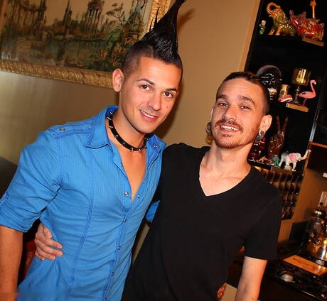 Lo stallone Pink Steal e lo stallone Dannii Devine in una scena di pompino all