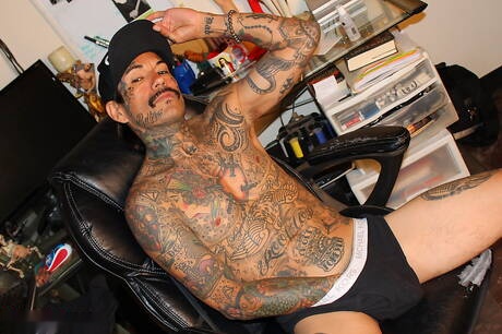 Alterna Dudes: Tough guy Thrasher shows a perfect body