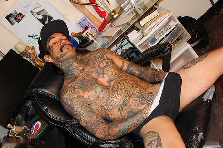 Il duro Thrasher mostra un corpo perfetto