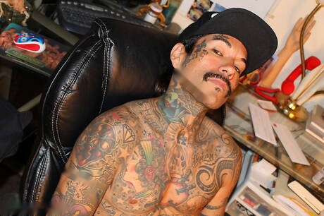 Il duro Thrasher mostra un corpo perfetto