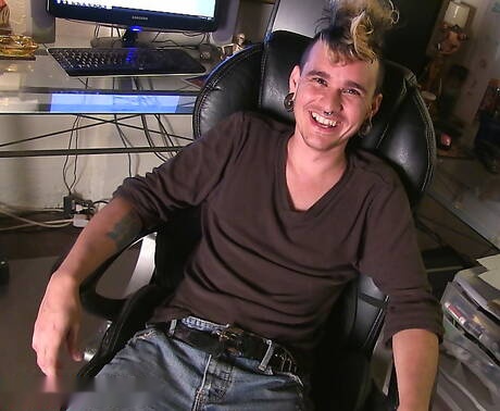 Stud Pink Steal in una scena di pompino