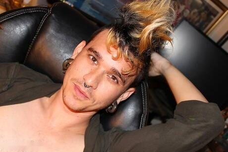 Alterna Dudes: Stud Pink Steal in blowjob scene